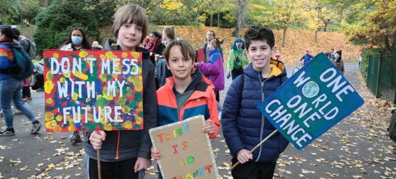 youths-in-glasgow-scotland-people-take-part-in-a-demonstration-for-climate-action-led-by-youth-climate-activists-a90c93fd295f9174d2128d621127f2471642739959.jpg