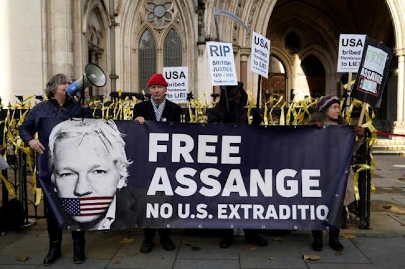 assange-supporters-stage-demo-for-setting-him-free-d767ae60e42a46a5629d3526a8674ffc1643045125.jpg