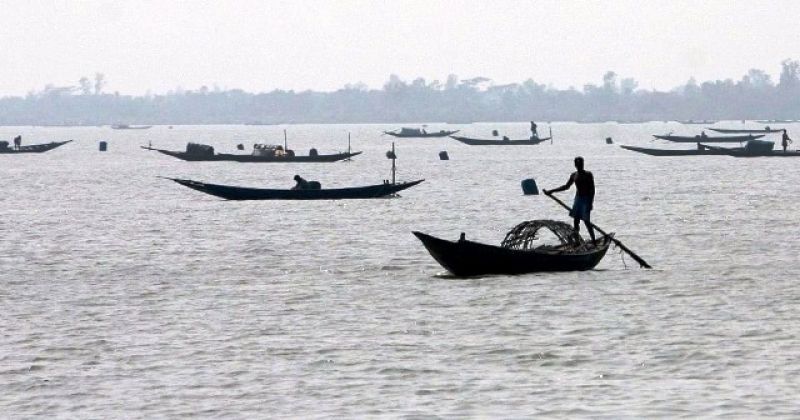 fishermen-at-work-in-arial-khan-river-in-bangladeshs-southern-district-of-barishal-036c42ce4f232fdfcbef2317d063cd781643302776.jpg