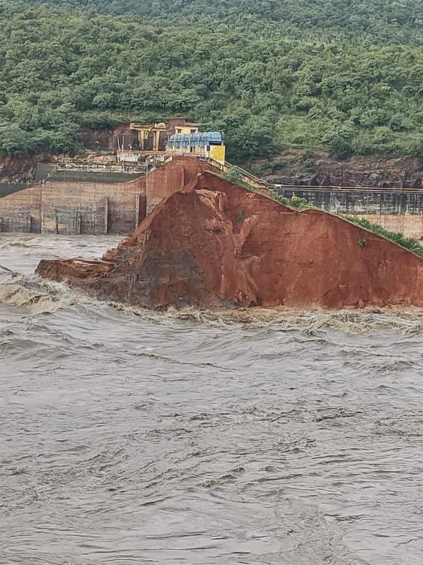 disaster-damaged-annamayya-dam-on-cheyyeru-river-in-kadapa-source-6a1caec41584549ca836032c3d0030011643379744.jpg