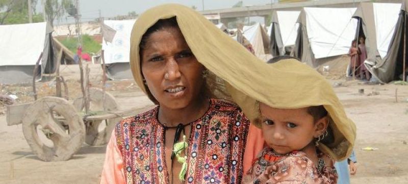 in-sindh-province-pakistan-a-mother-tries-to-shield-her-four-year-old-daughter-from-scorching-heat-41d37cdfc0483eca8795ac047b82d6be1651250919.jpg