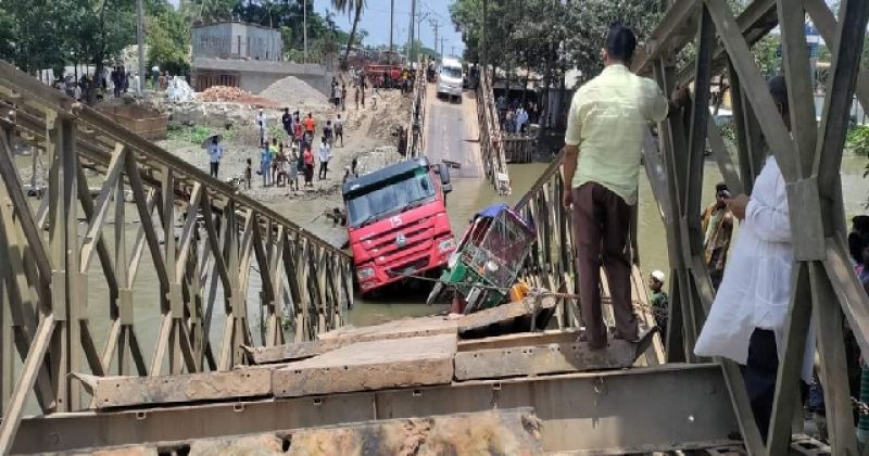 the-bailey-bridge-collapsed-with-a-stone-laden-truck-and-several-other-vehices-in-bhola-on-tuesday-220087b77a4e40ae45f125f285a751f21652804431.jpg