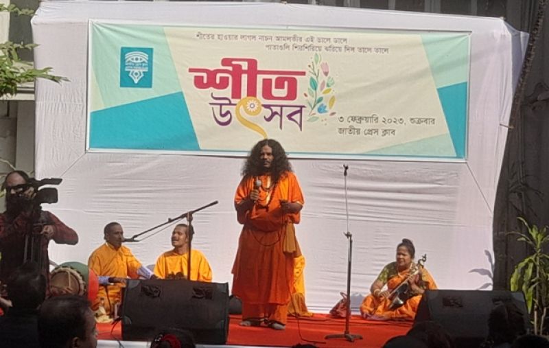 delwar-bayati-and-his-group-offering-baul-songs-at-the-winter-festival-held-at-national-press-club-on-friday-03e690d4a43e222d718dc746ab856b241675429381.jpg