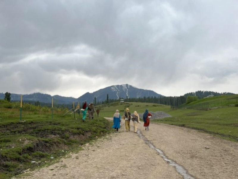 women-walk-in-a-village-in-indian-administered-kashmir-b7b52643efb5fa080a9d03351ab40c431694628493.jpg