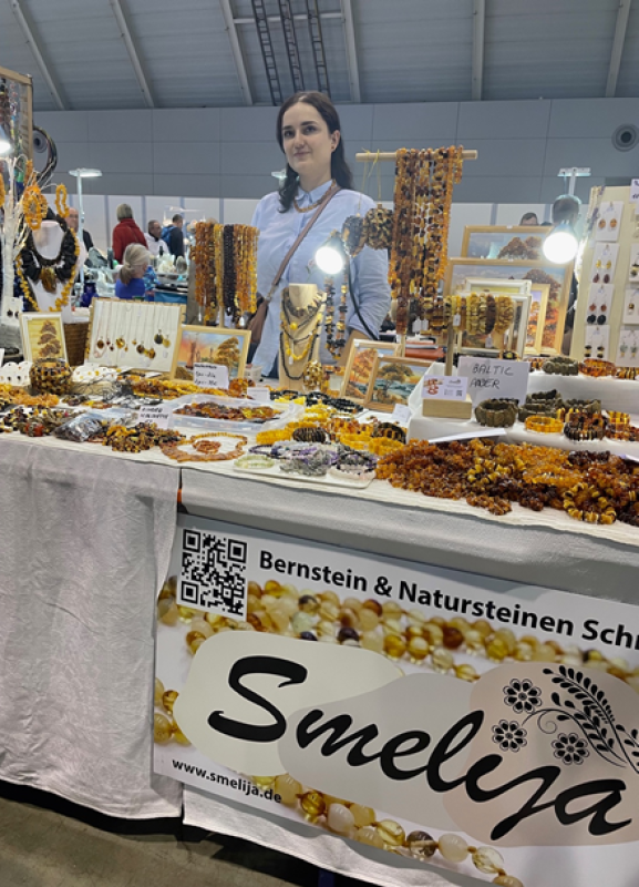 a-lithuanian-woman-sells-natural-stone-amber-bernstein-32591967a22ad89a55512292e8bad7251701678427.png