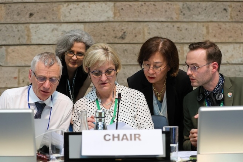 sbstta-26-chair-senka-barudanovi-bosnia-and-herzegovina-conferring-with-the-secretariat-11190af5a3042c95ea93f830ce44118d1716399725.jpg