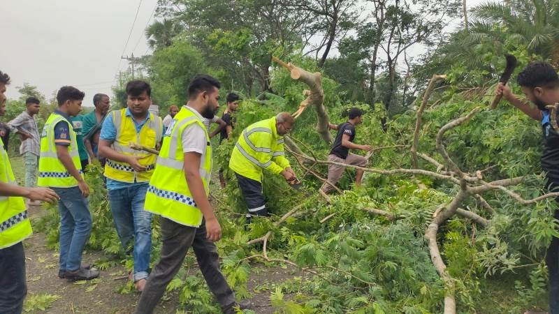 rescue-workers-clearing-debris-of-trees-felled-by-cyclone-remal-in-kalapara-on-tuesday-a26e541ee485c043d5defe70ea0d2be01716916287.jpg