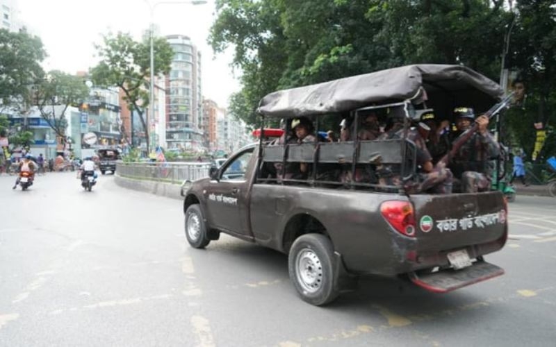 border-guard-bangladesh-bgb-on-patrol-in-dhaka-9ad33cfdabea89910f08ee2f2e496e351721192803.jpg