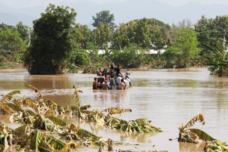 people-marooned-in-myanmar-floods-374cb0dbb4c149d189fbc799334e211d1726977446.jpg