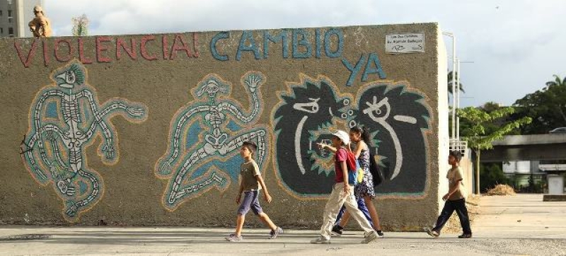 children-walk-past-street-graffiti-in-caracas-venezuela-fee5d6a52710a01b3c580b3fcddba4011729044994.jpg
