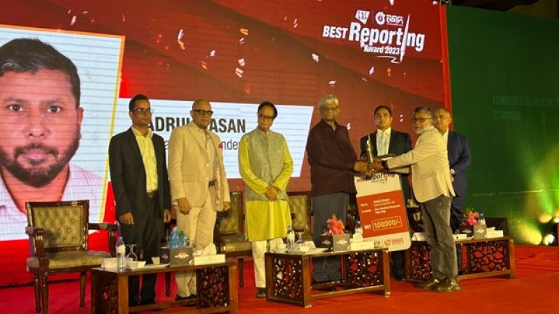 sadrul-hasan-of-unb-receiving-the-erf-best-reporting-award-for-2023-for-the-adviser-for-finance-salehuddin-ahmed-on-tuesday-850158a85cb6e686280cb8706d2a873f1730823707.jpg