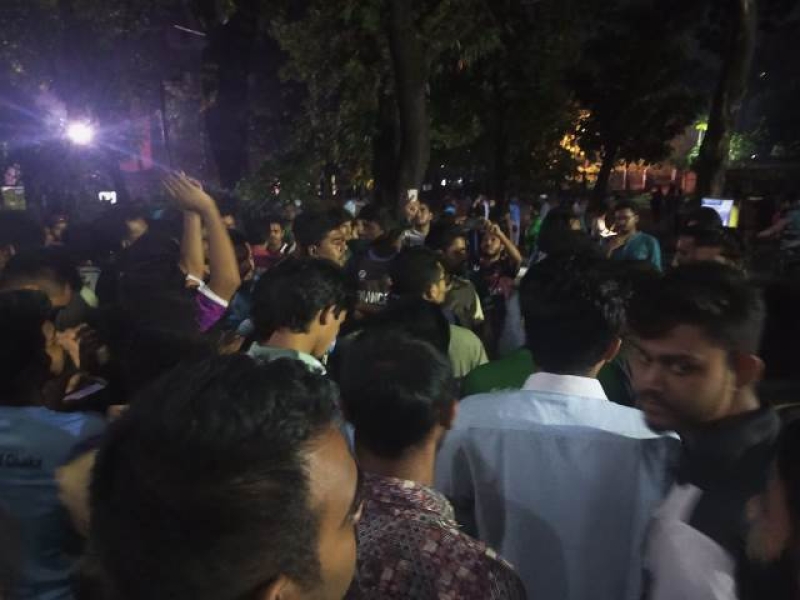 students-on-dhaka-university-campus-on-wednesday-evening-167985ed8ff6c01b696b5606e1b414fc1730955930.jpg