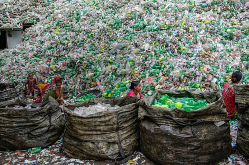 female-workers-sort-out-plastic-bottles-for-recycling-in-a-factory-in-dhaka-bangladesh-ddee9d18cbb4f9f779dab487934211611732781163.jpg