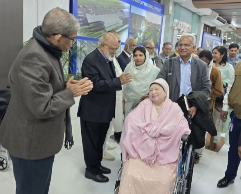 bnp-chairperson-begum-khaleda-zia-being-seen-off-at-the-airport-by-party-secretary-general-mirza-fakhrul-islam-alamgir-late-tuesday-7-jan-2025-night-a7042452cb63db69d0fdcc476ce8bb0d1736304914.jpg