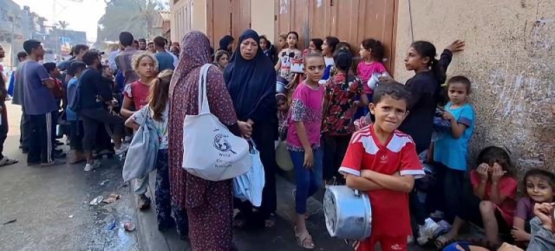 gazans-line-up-to-fetch-food-assistance-in-the-enclave-where-hunger-levels-have-skyrocketed-since-the-conflict-erupted-in-october-2023-9581ba994396be8089deb44b19cfbf3b1737343900.jpg