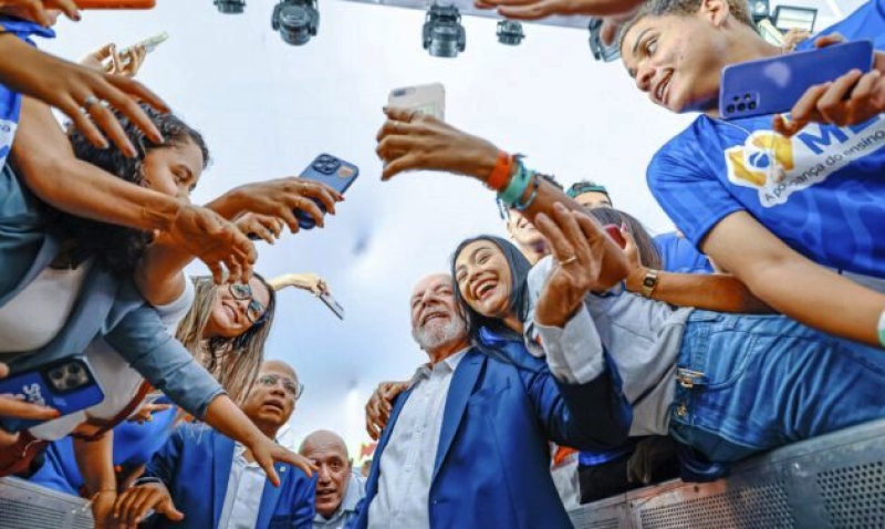 all-students-raised-their-cell-phones-to-take-photos-with-brazilian-president-lula-when-he-visited-a-school-in-october-2024-ffb82c9bbf13524f6d7836524789ece41738087733.jpg