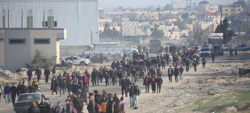 displaced-palestinians-walk-along-a-street-in-rafah-in-the-southern-gaza-strip-06f9cb8a459624aab87bf8a63afebad01738303137.jpg