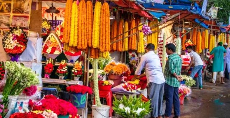 bunches-bouquets-and-garlands-at-the-shahbagh-flower-market-in-dhaka-city-3fac2d8522ddfef1f014734e8840c3d11738982415.jpg