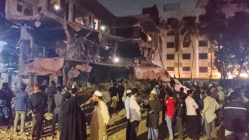 crowds-still-bustling-along-length-of-dhanmandi-32-as-demolition-job-continues-e260b84edf08d1263f8d2595aecfec9f1739033956.jpg