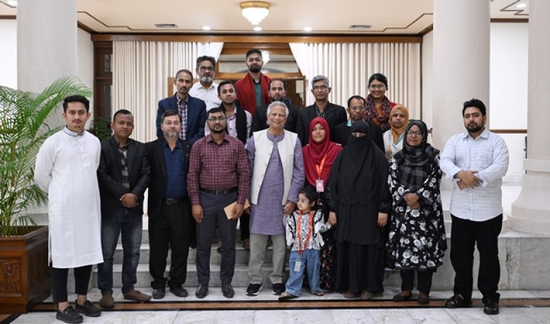 families-of-july-uprising-martyrs-meet-chief-adviser-eda5fac1d5b5c16efdb4451d745411171739122047.jpg