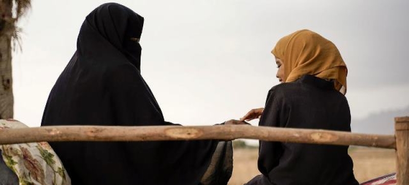 a-woman-and-a-girl-interact-in-a-rural-area-in-yemen-1379f390896f5a9d49b688a135b3b4d71739507396.jpg