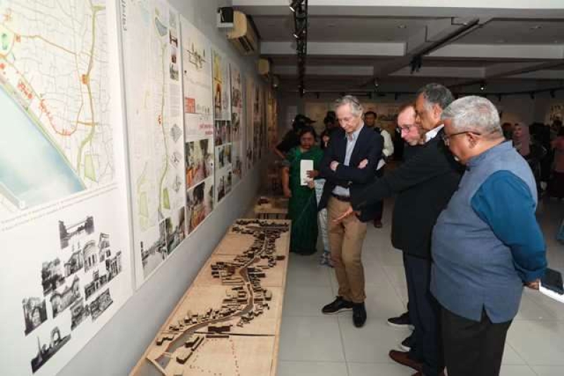 visitors-at-the-architecture-exhibition-old-dhaka-narratives-reflection-future-at-afd-2bd4370da72b6b081c815f28d45c25731740067824.jpg