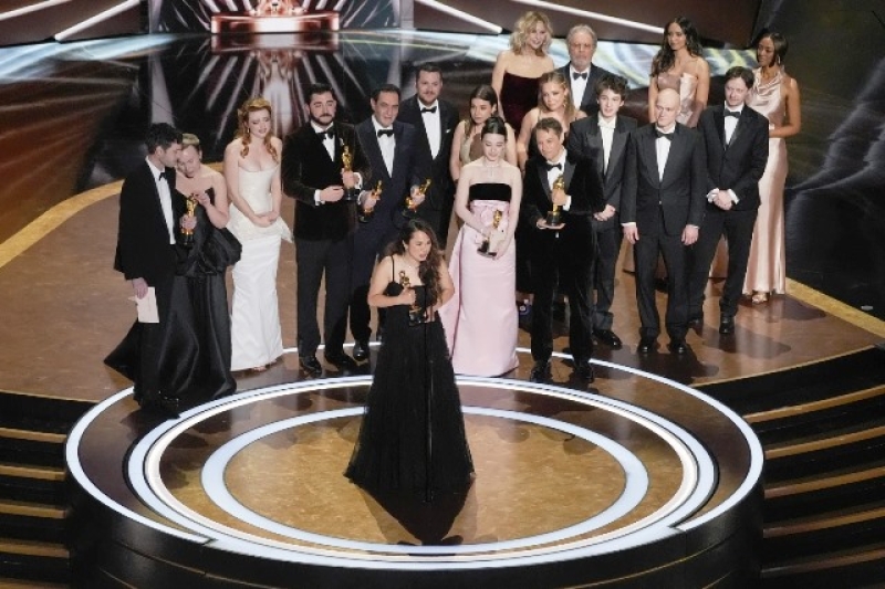 samantha-quan-front-center-accepts-the-award-for-best-picture-for-anora-during-the-oscars-on-sunday-march-2-2025-at-the-dolby-theatre-in-los-angeles-ea43c85c0d8a1ad6194c46347af755c41741146859.jpeg