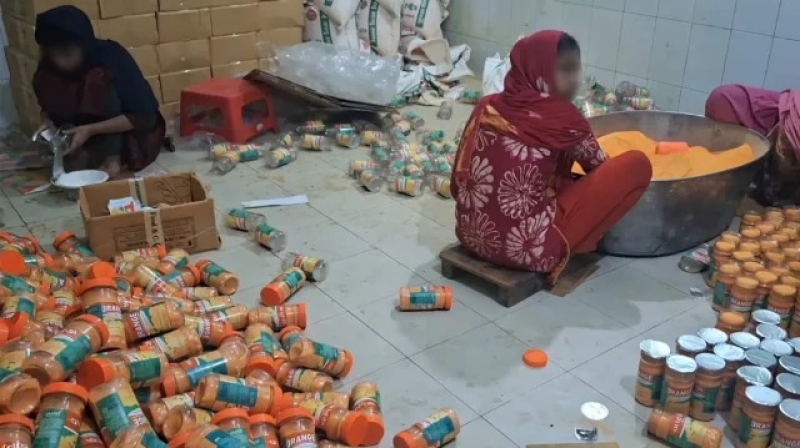 an-adulterated-drink-factory-in-jinjira-on-the-south-of-buriganga-river_11zon-d56c4308b4019b6514c1cc59e6d891ff1741493597.jpg
