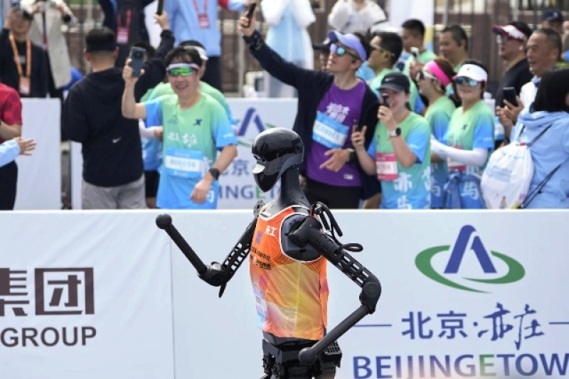humanoid-robots-ran-alongside-actual-humans-in-a-half-marathon-in-the-chinese-capital-on-saturday-19-april-2025-00added006509d427c105e62250dacf91745122538.jpg