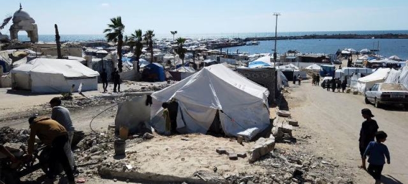 thousands-of-displaced-palestinians-are-living-in-tents-on-the-beach-by-gaza-seaport-58f5b101a54932dcd9039d4c07a2f2bf1748873408.jpg
