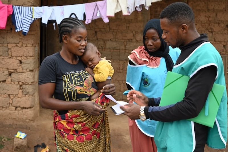 unicef-image-3-mother-receives-birth-certificate-east-cameroon-dejongh-1-5afb11163e7401d02261f3e6c0bcd5451750171397.jpg