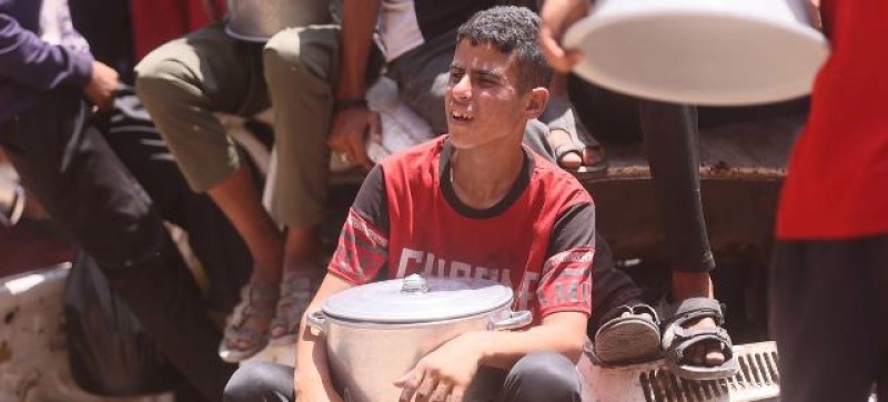 a-boy-in-gaza-waits-for-food-4555aba3297db333cb9ecaf4f6d817651753379801.jpg