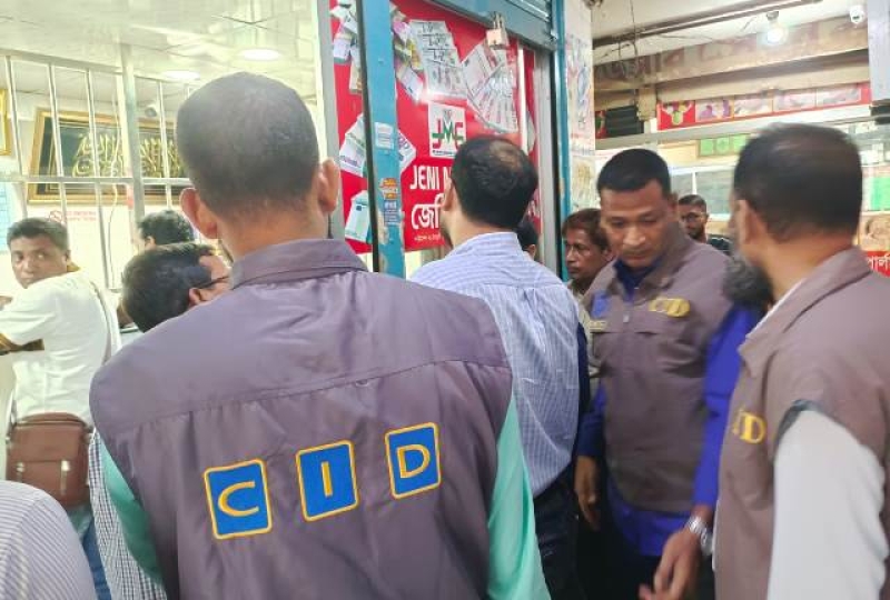 crime-investigation-departmenr-cid-men-rain-an-illegal-money-exchange-in-the-capital-on-thursday-d2d4e8dc80e923d75217249782ec4d1b1754583848.jpg