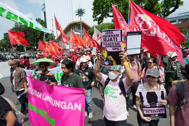 protesters-march-with-a-banner-guard-democracy-uphold-civil-supremacy-against-food-price-hikes-and-soaring-taxes-in-jakarta-indonesia-thursday-sept-9e388ef02883d5437e2032496464022d1757386812.jpg