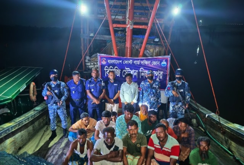 an-illegal-trawling-boat-along-with-14-fishermen-seized-in-kuakata-on-friday-8e3b70af40e078d5590505815c2a97091757695416.jpg