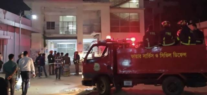 fire-fighters-at-the-munshiganj-general-hospital-that-caught-fire-on-sunday-night-9474b3f04acd8de4cf92b1b3d8a8c8c71758553999.jpg