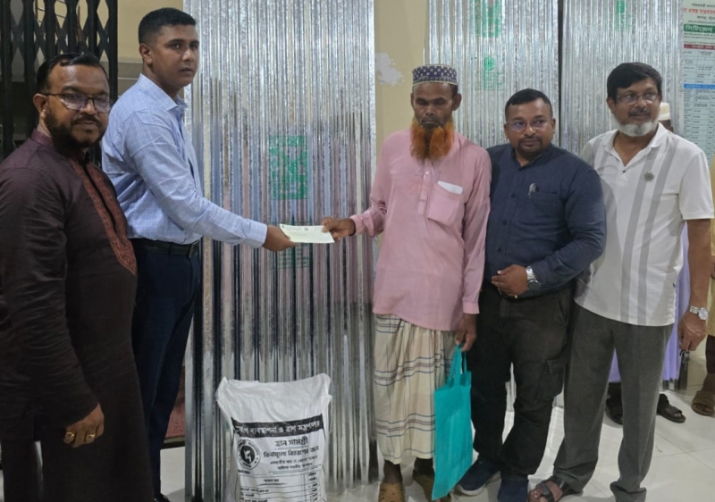 businesmen-who-suffered-losses-in-recent-fire-in-kalapara-were-given-ci-sheets-and-cash-money-on-monday-5455531fc3677062f978988b77c952f21759768610.jpg
