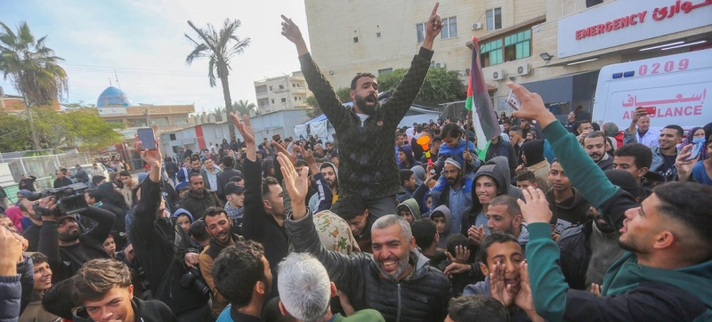 crowds-in-gaza-celebrate-the-january-2025-ceasefire-in-deir-el-balah-central-gaza-strip-72d379951234eaf6088a4ba68de0c0a71760029763.jpg