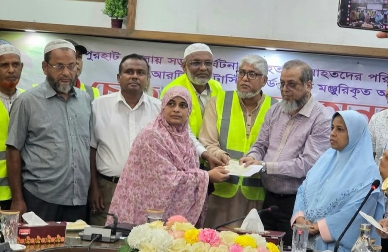 brta-officials-extending-financial-support-to-families-of-joypurhat-road-crash-victims-on-thursday-410eed3749de17a797081113fea7473a1761282827.jpg