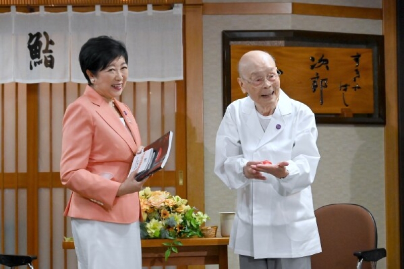 sushi-legend-jiro-ono-talks-to-reporters-who-gathered-in-front-of-his-restaurant-to-celebrate-his-100th-birthday-in-tokyo-on-sept-79f39c8b0789e59b148d82437b6fce7b1761541217.jpg