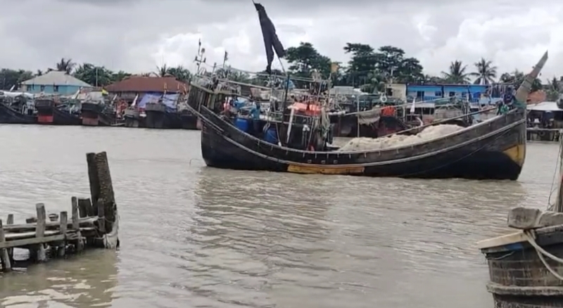 fishing-trawlers-have-brought-to-anchorage-in-kalapara-following-the-issuance-of-warning-signals-in-view-of-cyclonic-storm-montha-in-bay-88a3b47e54cbf78ee028ab44cdb6de241761671007.jpg