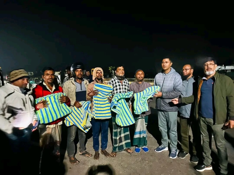 vagrant-people-happy-receiving-blankets-from-the-upazila-nirbahi-officer-of-kalapara-f5e415dd02d911d2a764cd27a84a74d41766510511.jpg