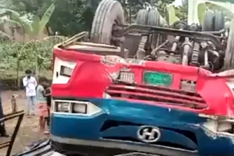 a-passenger-bus-overturned-in-dinajpur-on-thursday-01-jan-2026-killing-a-child-and-injuring-15-others-97bb22221d7df84bea7bd4f026031fe51767286236.jpg