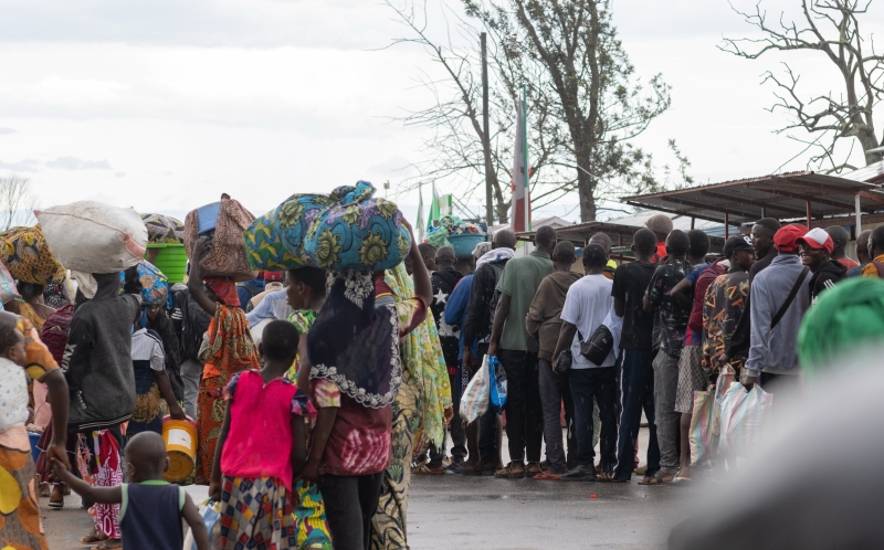 burundian-citizens-who-work-in-uvira-democratic-republic-of-the-congo-and-could-not-cross-back-into-their-home-country-due-to-fighting-cross-the-border-into-burundi-dec-78e9266c9563a1131fe753af444382b21772171285.jpg