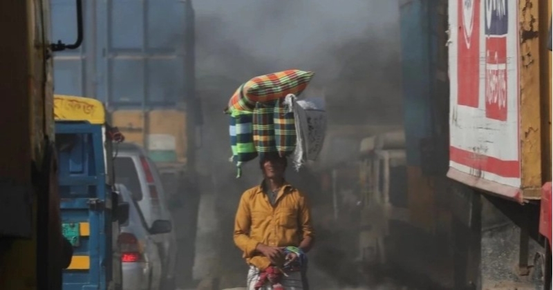 a-vendor-walks-through-a-road-blanketed-by-polluted-air-in-dhaka-city-on-tuesday-morning-b042ecc8b6170b673f8d9b8c4bf2f3ec1773114729.jpg