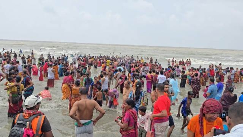 thousands-of-hindu-devotees-bathing-in-the-sea-on-monday-20-april-2026-for-eternal-gain-8587cfe00e6d55cade1cd5102d62d02f1776687432.jpg