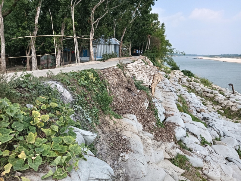 rajbari-road-at-risk-due-to-riverbank-erosion-bd5ed8f1d8400a1a0ec356306489583b1778221618.jpg