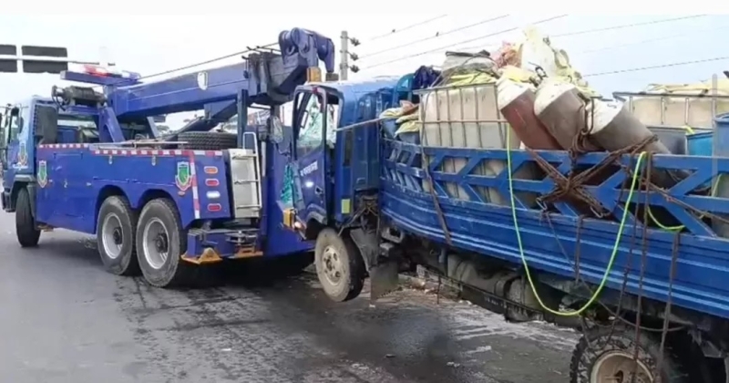 a-mini-truck-being-removed-following-an-accident-at-bhanga-in-faridpur-early-monday-18-may-2026-8c155c87d6ae0eed363b5e2d2aa056371779075760.jpg