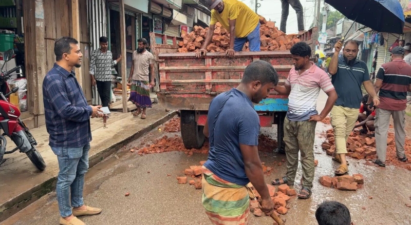 potholes-on-roads-in-kalapara-being-repaired-by-rimon-sikdar-9820804ab1ea1101a764f295d49efe491782411242.jpg