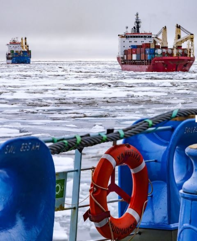 russian-nuclear-icebreaker-yakutia-escorts-a-convoy-carrying-essentials-to-the-russian-polar-region-75ec07196554a61fb105e020235c99c41783763931.jpeg